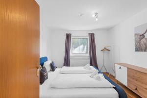 a bedroom with two beds and a window at EG Apartment - WLAN - Terrasse - Parkplatz in Buchenberg