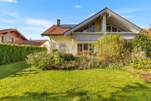 a house with a yard in front of it at EG Apartment - WLAN - Terrasse - Parkplatz in Buchenberg