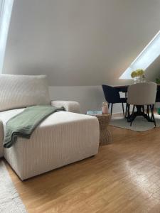 バート・シャラーバッハにあるAll Homes Apartmentsのソファとテーブルのあるリビングルーム