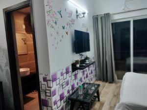 TV a/nebo společenská místnost v ubytování Pearl suites at omaxe eternity near prem mandir + 9 fotografií