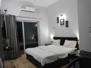 Postel nebo postele na pokoji v ubytování Pearl suites at omaxe eternity near prem mandir