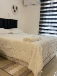 ein Bett mit zwei Handtüchern darauf in einem Schlafzimmer in der Unterkunft The Room Veracruz, super location in Veracruz