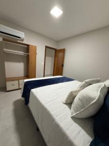 Ένα ή περισσότερα κρεβάτια σε δωμάτιο στο Flat Mucuri - Praia centro +3 φωτογραφίες