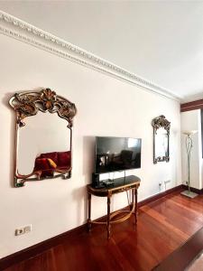 Una sala de estar con un espejo y una mesa. en LaSuiza, en Bilbao 37 fotos más
