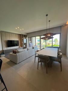 TV a/nebo společenská místnost v ubytování Playa Escondida Luxurious Ground Floor