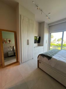 Postel nebo postele na pokoji v ubytování Playa Escondida Luxurious Ground Floor + 11 fotografií