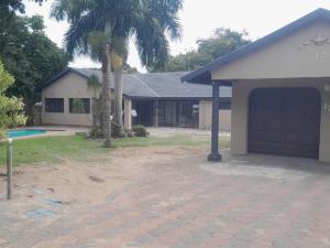 a house with a palm tree and a garage at Nqabanqaba 12 in Meer en See