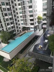 Pattaya the base condo في باتايا سنترال: منظر علوي لحوض سباحة في مبنى