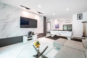 パタヤ・ノースにあるVilla 35 Wongamat 4BR, 300m from BEACHのリビングルーム(ソファ、ホワイトピアノ付)