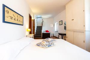 Postel nebo postele na pokoji v ubytování L'Arpara Casa al Molo dal Mare al Castello + 35 fotografií