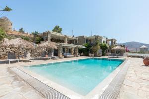 a swimming pool in front of a villa at Villa Néréides in Koundouros