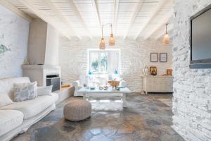 a living room with a couch and a table at Villa Néréides in Koundouros