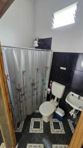 une salle de bain avec toilettes et lavabo dans l'établissement Obera Monoambiente Completo, à Oberá
