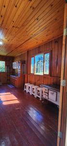 a room with a table and chairs in a cabin at Casa Pessegueiro in Urubici