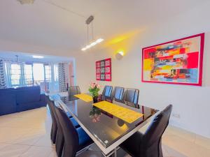 蒙巴萨Mwafrika Beachfront Apartments的一间配有长桌和椅子的会议室 更多34张照片