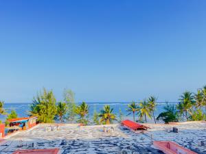 蒙巴萨Mwafrika Beachfront Apartments的从度假村屋顶可欣赏到海滩景色