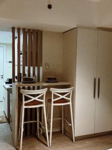 een keuken met twee krukken aan een aanrecht bij Sequoia Suites at Azure North in San Fernando