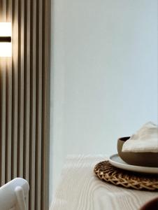 een tafel met een plaat op een bed bij Sequoia Suites at Azure North in San Fernando +2 foto's