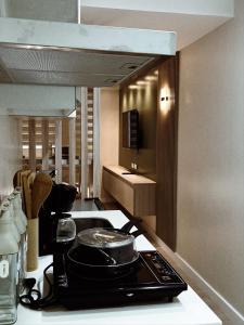 een keuken met een fornuis met een pot erop bij Sequoia Suites at Azure North in San Fernando