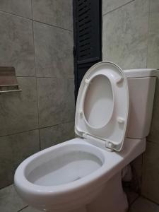 ナイロビにあるNGT Luxury homesの白いトイレ(バスルーム内のシートアップ付) +7枚の写真