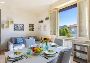 a dining room with a table and chairs and a window at Hostly-La Casa di Giada-Near Pisa, Lucca, Seaside in Navacchio