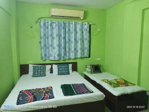 Ένα ή περισσότερα κρεβάτια σε δωμάτιο στο AC Bed And Breakfast At Pushpanjali Phase 2 Bunglow No A1,Ovale ,Ghodbunder Road Thane West