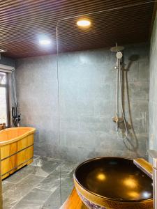 Un baño con bañera grande y ducha. en Chapa Ecolodge, en Sa Pa