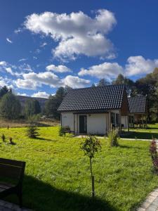 une maison au milieu d'un champ verdoyant dans l'établissement Osada Osterberg - Miejsce z Misją, à Wambierzyce