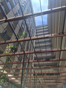 ナイロビにあるNGT Luxury homesの窓付きの建物内のガラス天井