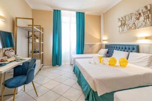 Postel nebo postele na pokoji v ubytování Hotel Suite Caesar + 90 fotografií