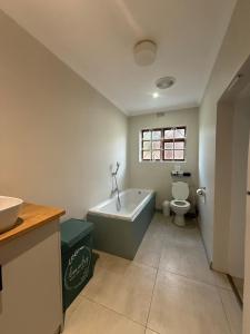Un baño con bañera, inodoro y lavabo. en Spacious 3 Bedroom 2 Bathroom, en Southfield