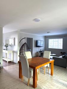 Una sala de estar con una mesa y sillas de madera. en Spacious 3 Bedroom 2 Bathroom, en Southfield