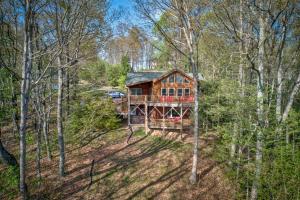- une vue de tête sur une cabane en rondins dans les bois dans l'établissement Chestnut Lodge, à Boone