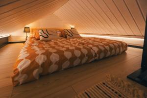 ein Schlafzimmer mit einem großen Bett im Dachgeschoss in der Unterkunft Piilotupa in Inari