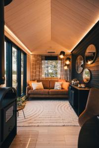a living room with a couch and some windows at Piilotupa in Inari