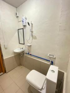 Ένα μπάνιο στο Affordable Bunkbeds Near Tourism Road Casakaya Hostel