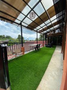 Μπαλκόνι ή βεράντα στο Affordable Bunkbeds Near Tourism Road Casakaya Hostel