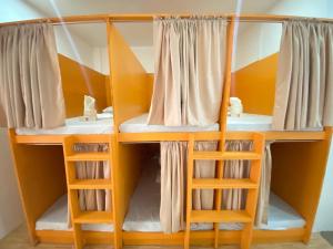 Ένα ή περισσότερα κρεβάτια σε δωμάτιο στο Affordable Bunkbeds Near Tourism Road Casakaya Hostel