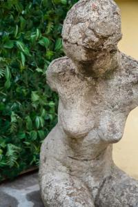 una estatua de una niña con una piedra en la cabeza en Piave House - Pisa, en Pisa