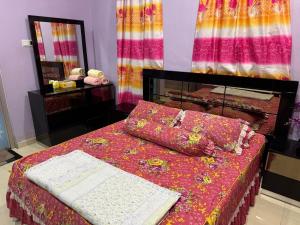 Postel nebo postele na pokoji v ubytování Deena Homestay Seri Gading Batu Pahat, Johor