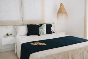 Un dormitorio con una cama con un sándwich encima. en Apartamento C, en Cala d´Or