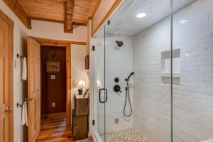 een badkamer met een douche en een glazen douchecabine bij Scarborough Fair in Banner Elk +53 foto's