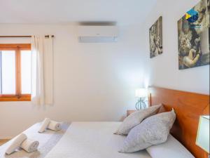 une chambre avec un lit avec deux pantoufles dessus dans l'établissement Can Guillem, à Pollença
