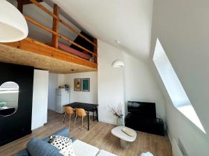 una sala de estar con un sofá y una mesa en Le Zen Kyoto, en Lambersart