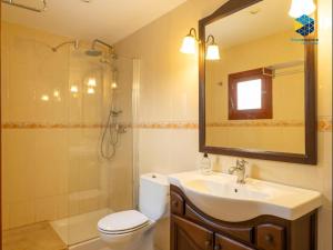 une salle de bain avec toilettes, lavabo et douche dans l'établissement Can Guillem, à Pollença 37 autres photos