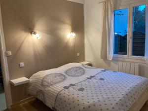 - une chambre avec un lit, une fenêtre et des lumières dans l'établissement Maison proche Vaison la Romaine, à Saint-Romain-en-Viennois