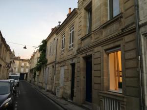 ボルドーにあるLe Saint Fort - Coeur de Bordeauxの路上に停められた建物や車が並ぶ街道