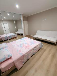 ein Schlafzimmer mit zwei Betten und einem Spiegel in der Unterkunft Jurien Bay WA, 4-bedroom home in Jurien Bay