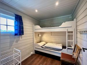 ヘムセダールにあるSpacious cabin in Hemsedal with sauna, near slopesのハウス内の二段ベッド1組が備わる部屋です。