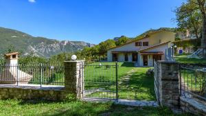 Nespecifikovaný výhled na hory nebo výhled na hory při pohledu z vily